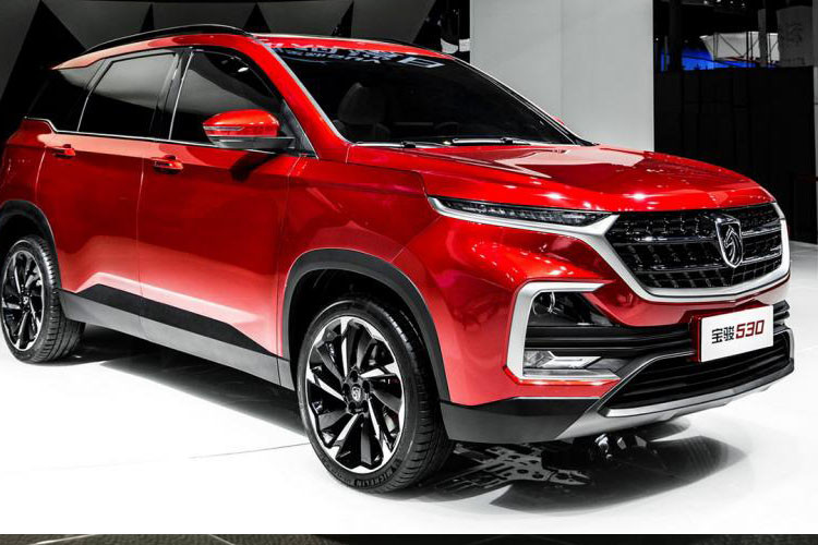 ... trong khi đó, Baojun 530 có vành la-zăng phối 2 tông màu. Phần còn lại ở ngoại thất hầu hết được sao y bản chính.