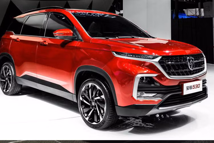 ... trong khi đó, Baojun 530 có vành la-zăng phối 2 tông màu. Phần còn lại ở ngoại thất hầu hết được sao y bản chính.