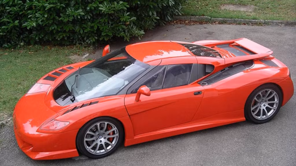 Dựa trên khung gầm cũ, Edonis thoạt nhìn không khác nhiều so với EB110.