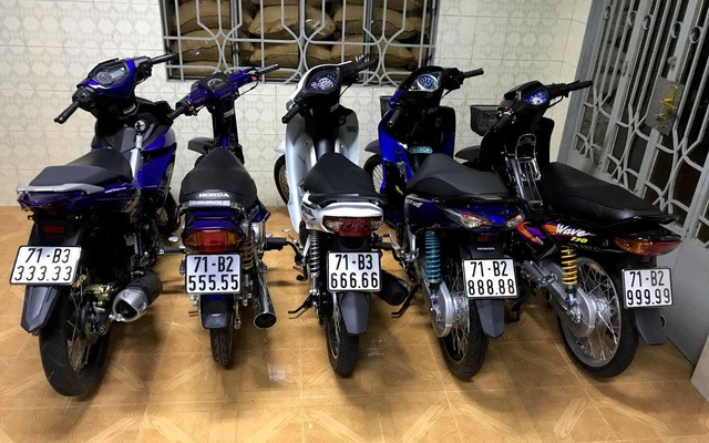 Choáng hơn nữa khi chiếc Honda Wave biển tứ quý 7 chỉ là một phần nhỏ trong bộ sưu tập xe biển ngũ quý của dân chơi Bến Tre này.