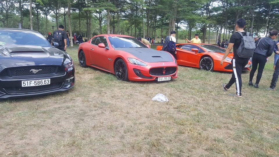 Ford Mustang, Maserati Granturismo và Lamborghini Aventador LP700-4 màu cam cũng hội tụ về đây.
