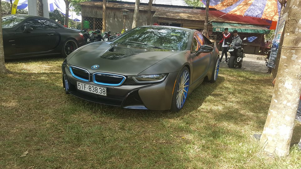 Siêu xe sang BMW i8 dán đề-can nhám ấn tượng. Cùng với đó xe gây thu hút bởi bộ mâm độ đa chấu siêu chất.