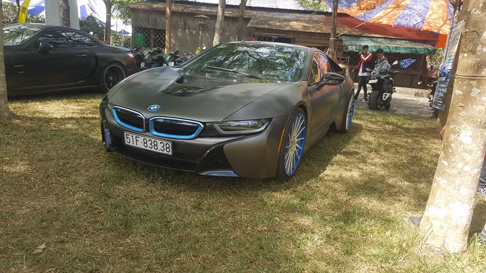 Siêu xe sang BMW i8 dán đề-can nhám ấn tượng. Cùng với đó xe gây thu hút bởi bộ mâm độ đa chấu siêu chất.