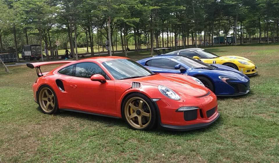 Cặp đôi siêu xe thể thao Porsche 911 GT3 RS và McLaren 650S Spider của Cường Đo la có mặt tại đại hội từ rất sớm tham dự đại hội.