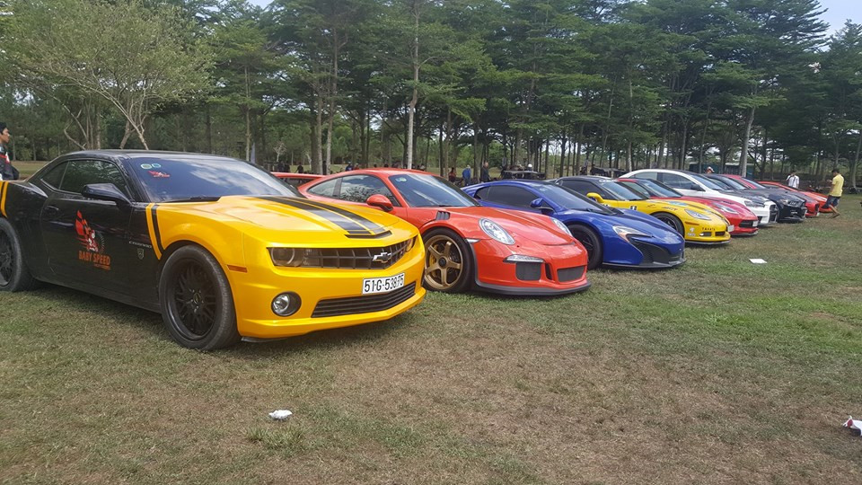 Cụ thể có hàng chục siêu xe hàng khủng cũng như xe thể thao đắt tiền hội tụ về đây. Đáng chú ý là bộ đôi 2 chiếc McLaren 650S Spider và Porsche 911 GT3 RS của đại gia siêu xe Cường Đô la.