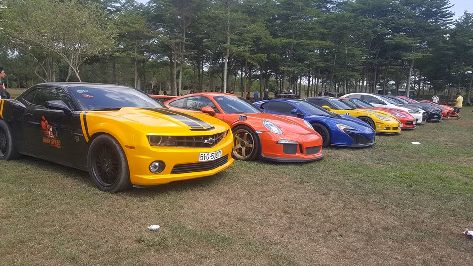 Cụ thể có hàng chục siêu xe hàng khủng cũng như xe thể thao đắt tiền hội tụ về đây. Đáng chú ý là bộ đôi 2 chiếc McLaren 650S Spider và Porsche 911 GT3 RS của đại gia siêu xe Cường Đô la.