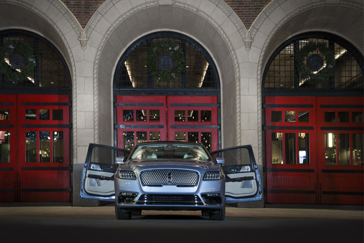 Đáng chú ý nhất khi cả 80 chiếc thuộc phiên bản đặc biệt lần này đều sử dụng hệ thống cửa nghịch mở vuông góc 90 độ giúp việc ra vào xe thuận tiện hơn bao giờ hết, nhất là khi toàn bộ chúng được điều khiển điện tử. Một trong những chi tiết làm nên thương hiệu xe Lincoln trong lịch sử