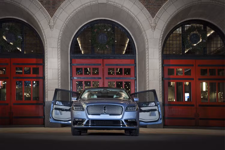 Đáng chú ý nhất khi cả 80 chiếc thuộc phiên bản đặc biệt lần này đều sử dụng hệ thống cửa nghịch mở vuông góc 90 độ giúp việc ra vào xe thuận tiện hơn bao giờ hết, nhất là khi toàn bộ chúng được điều khiển điện tử. Một trong những chi tiết làm nên thương hiệu xe Lincoln trong lịch sử