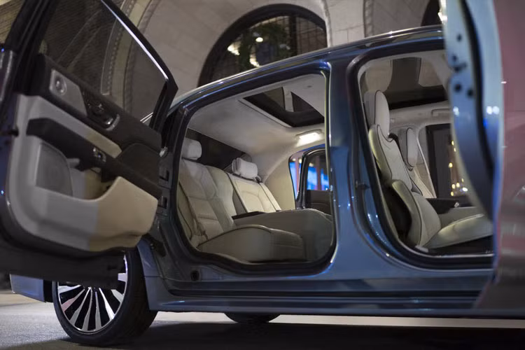 Lincoln Continental 80th Anniversary Coach Door Edition sử dụng động cơ V6 3.0L tăng áp kép độc quyền dành cho dòng xe này với công suất 400 mã lực, 542 Nm mô-men xoắn đi kèm 3 chế độ lái thông thường, thể thao và tiện nghi.