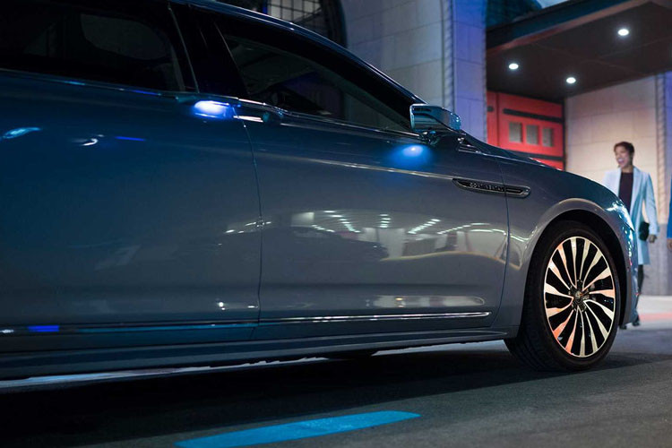 Có khá nhiều trang bị hiện đại được áp dụng trên siêu phẩm này như tay nắm cửa phát sáng và gương chiếu hậu tích hợp đèn rọi biểu tượng Lincoln xuống mặt đất tự kích hoạt khi phát hiện người dùng đến gần...