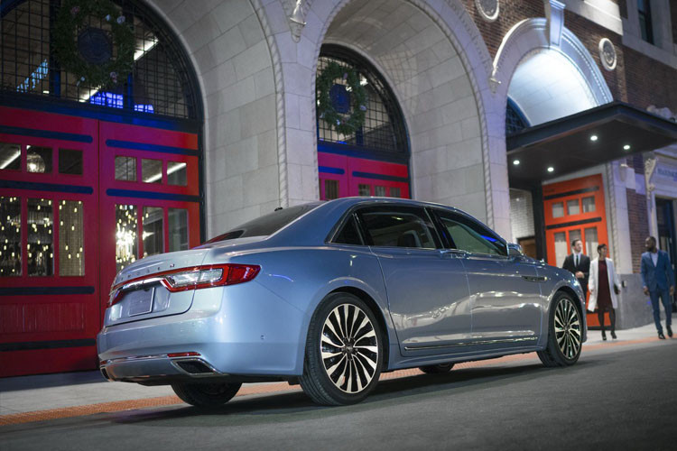 Bên cạnh đó, khách hàng khi mua xe cũng sẽ được sử dụng các dịch vụ Black Label bao gồm chăm sóc xe định kỳ hay những bữa ăn hạng sang tại các nhà hàng danh tiếng.