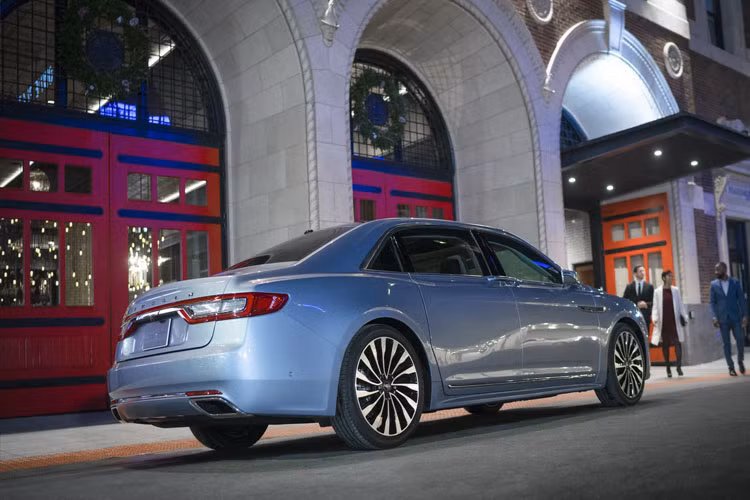 Bên cạnh đó, khách hàng khi mua xe cũng sẽ được sử dụng các dịch vụ Black Label bao gồm chăm sóc xe định kỳ hay những bữa ăn hạng sang tại các nhà hàng danh tiếng.