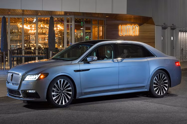 Lincoln đã cải thiện chiều dài cơ sở xe thêm 15,24 cm để tương thích với hệ thống cửa mới, nhờ thế không gian trên Continental vốn đã rộng nay còn rộng hơn.