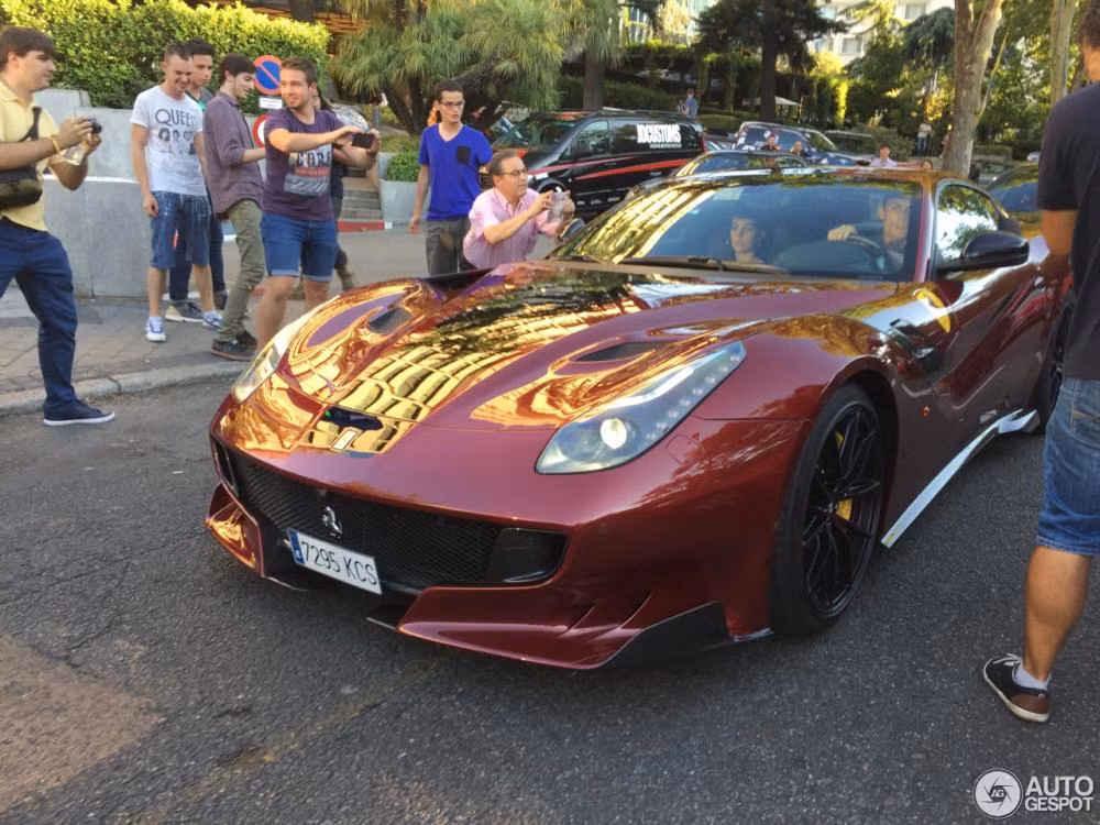 Mới đây nhất, nhiều người đã bắt gặp Cristiano Ronaldo lái siêu xe hàng hiếm Ferrari F12tdf chở theo bạn gái là Georgina Rodriguez trên đường phố Madrid, Tây Ban Nha. Ở mỗi đoạn đường Ronaldo đi qua đều thu hút sự quan tâm đặc biệt của người đi đường.