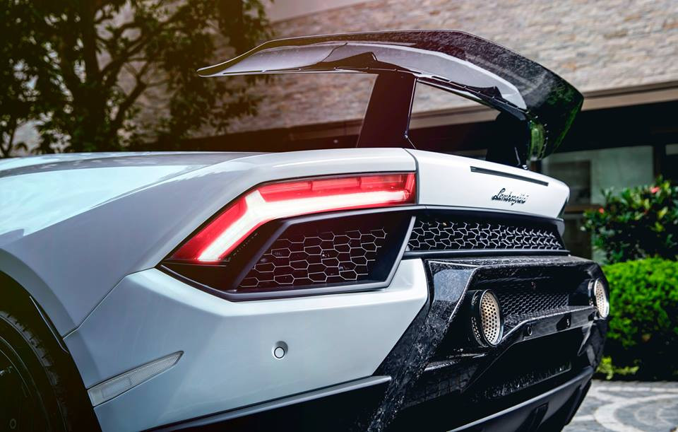 Dải đèn LED phía đuôi xe thiết kế chữ L lạ mắt.