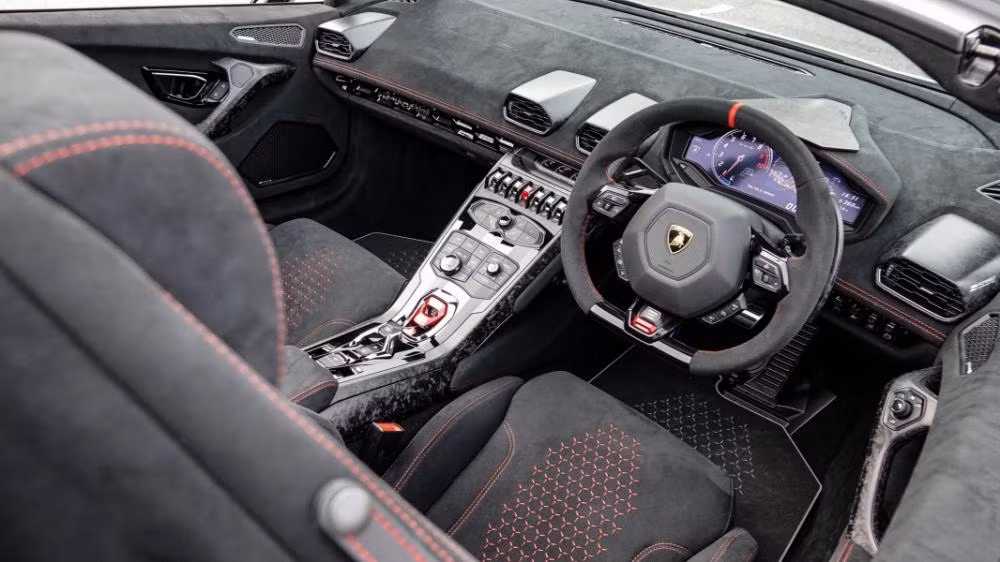 Nội thất bọc da lộn sang chảnh.