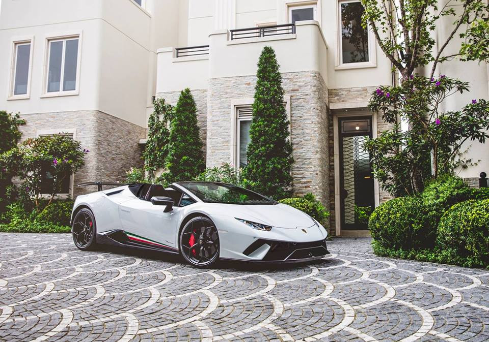 Như vậy, giới nhà giàu Hồng Kông đã có quyền đặt hàng siêu xe mui trần Lamborghini Huracan Performante Spider với mức giá 5,38 triệu đô la HKD (tương đương 16,05 tỷ đồng). Mức giá này chưa bao gồm các tuỳ chọn theo xe và chi phí ra biển số.