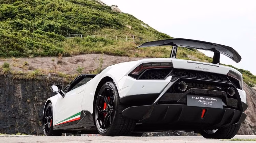 Nhiều chi tiết là từ sợi carbon đắt tiền.