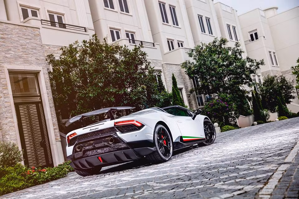 Siêu phẩm mui trần Lamborghini Huracan Performante tại thị trường Hồng Kông sở hữu ngoại thất màu trắng Bianco tinh tế sang trọng. Điểm nhấn là dải sọc 3 màu xanh lá cây, đỏ và trắng tượng trưng cho quốc kỳ nước Ý xuất hiện bên hông siêu xe.