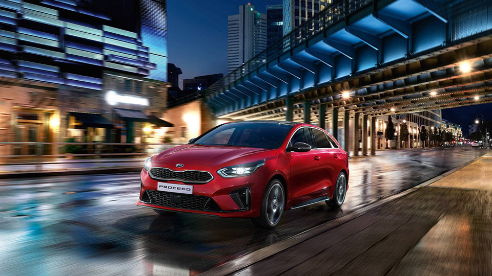 Kia ProCeed bản thương mại sẽ được hãng xe Hàn Quốc trình làng tại triển lãm ôtô Paris năm nay. ProCeed 2019 sở hữu kiểu dáng Shooting Brake quyến rũ lai với GT vô cùng bắt mắt. Kia ProCeed GT-Line có 3 cấu hình động cơ bao gồm: 1.0L T-GDI 118 mã lực, 1.4L T-GDI 138 mã lực và 1.6L CRDi Smartstream diesel 134 mã lực.