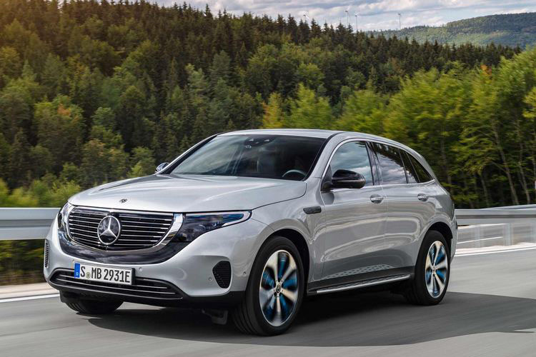 Mercedes-Benz sẽ chính thức ra mắt xe chạy điện với mẫu crossover mang tên EQC tại triển lãm lần này. Xe ôtô điện Mercedes-Benz EQC là model đầu tiên được hãng xe Đức nghiên cứu độc lập, sử dụng nền tảng riêng và không dựa trên bất kỳ dòng xe thương mại nào hiện tại.