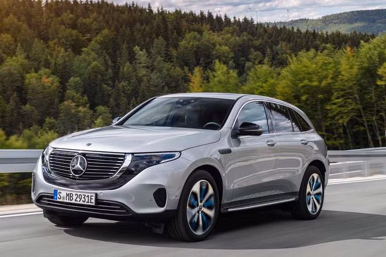Mercedes-Benz sẽ chính thức ra mắt xe chạy điện với mẫu crossover mang tên EQC tại triển lãm lần này. Xe ôtô điện Mercedes-Benz EQC là model đầu tiên được hãng xe Đức nghiên cứu độc lập, sử dụng nền tảng riêng và không dựa trên bất kỳ dòng xe thương mại nào hiện tại.