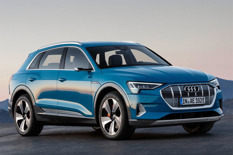 Sau hơn gần 3 năm kể từ ngày giới thiệu bản concept, Audi E-Tron bản thương mại đã xuất hiện với giá bán từ 74.800 USD. Bản cao cấp nhất có giá 81.800 USD, bên cạnh một phiên bản giới hạn First Edition có giá 86.700 USD, chỉ sản xuất 999 chiếc. Xe bán ra chính thức từ giữa năm 2019.