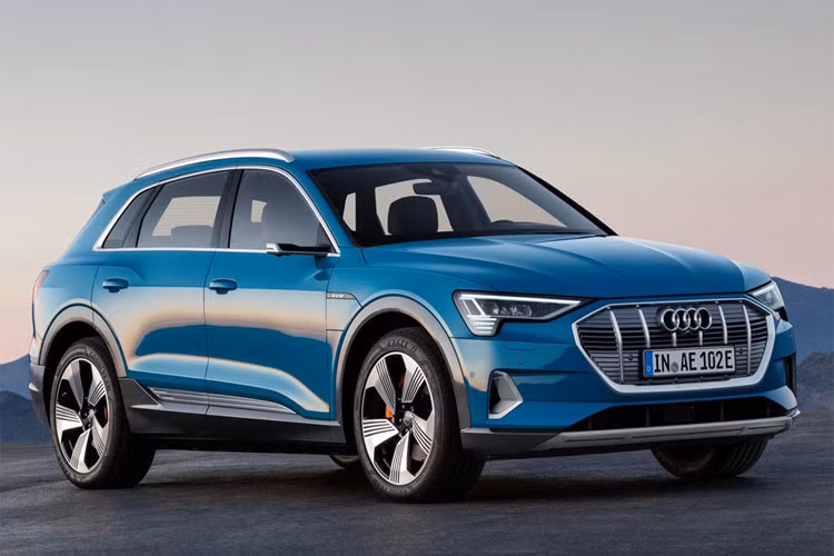 Sau hơn gần 3 năm kể từ ngày giới thiệu bản concept, Audi E-Tron bản thương mại đã xuất hiện với giá bán từ 74.800 USD. Bản cao cấp nhất có giá 81.800 USD, bên cạnh một phiên bản giới hạn First Edition có giá 86.700 USD, chỉ sản xuất 999 chiếc. Xe bán ra chính thức từ giữa năm 2019.