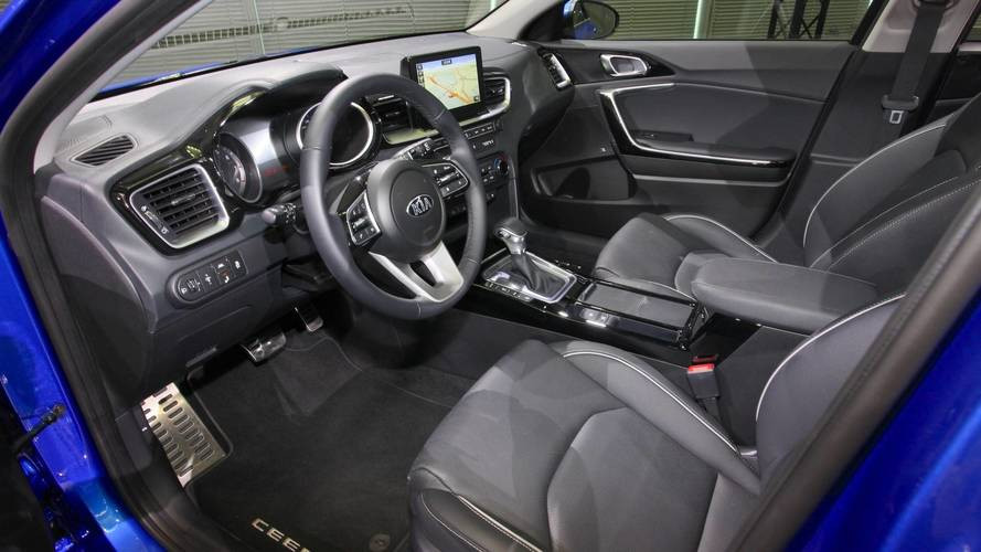 Khoang cabin thiết kế rộng thoáng với nhiều tiện nghi hiện đại.