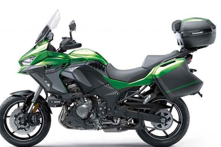 Mẫu xe này sẽ được bán ra với 2 phiên bản là bản thường và cao cấp SE, trong đó bản SE sẽ còn có thêm kính gió cao, đèn chiếu sáng tăng cường gắn hai bên quây và các tấm chắn bảo vệ tay nắm. Ngoài ra tại thị trường Mỹ, Kawasaki còn tung ra thêm bản SE LT+ với các trang bị như SE, nhưng tặng kèm cặp thùng phía sau.