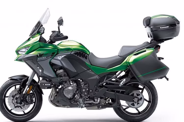 Mẫu xe này sẽ được bán ra với 2 phiên bản là bản thường và cao cấp SE, trong đó bản SE sẽ còn có thêm kính gió cao, đèn chiếu sáng tăng cường gắn hai bên quây và các tấm chắn bảo vệ tay nắm. Ngoài ra tại thị trường Mỹ, Kawasaki còn tung ra thêm bản SE LT+ với các trang bị như SE, nhưng tặng kèm cặp thùng phía sau.