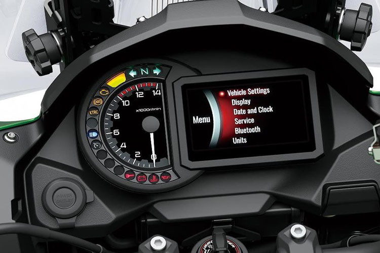 Ngoài ra, bản cao cấp còn có hệ thống đèn LED thay đổi góc chiếu theo cua và sơn chống trầy xước.