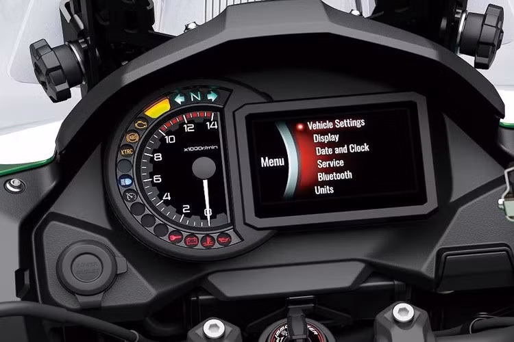 Ngoài ra, bản cao cấp còn có hệ thống đèn LED thay đổi góc chiếu theo cua và sơn chống trầy xước.