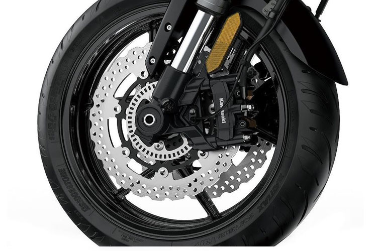 Hệ thống phanh của Versys 1000 2019 được nâng cấp ở mọi phiên bản. Trong đó, phanh trước đĩa kép có đường kính đĩa 310mm, sử dụng cặp heo phanh 4 piston đối xứng với pad bắt dọc theo thân phuộc (radial caliper), thay vì loại pad ngang như trước đây.