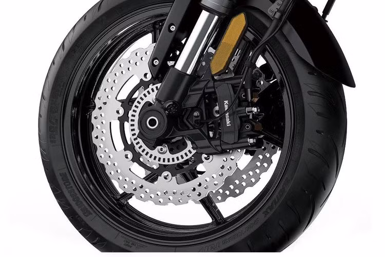 Hệ thống phanh của Versys 1000 2019 được nâng cấp ở mọi phiên bản. Trong đó, phanh trước đĩa kép có đường kính đĩa 310mm, sử dụng cặp heo phanh 4 piston đối xứng với pad bắt dọc theo thân phuộc (radial caliper), thay vì loại pad ngang như trước đây.