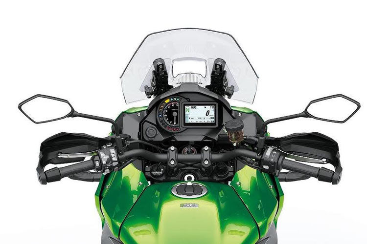 Cả 2 phiên bản của Versys 1000 2019 cũng đều có ổ điện nằm cạnh bảng đồng hồ mới, với báo tua chạy cơ và màn hình đa thông tin. Trong đó, bản SE mới sở hữu màn hình màu kèm kết nối smartphone.