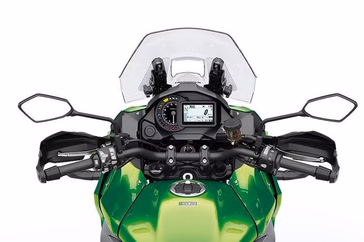 Cả 2 phiên bản của Versys 1000 2019 cũng đều có ổ điện nằm cạnh bảng đồng hồ mới, với báo tua chạy cơ và màn hình đa thông tin. Trong đó, bản SE mới sở hữu màn hình màu kèm kết nối smartphone.