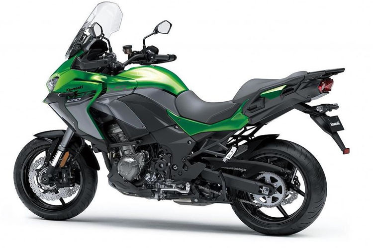 Nổi bật nhất là phần đầu vuốt nhọn đầy dữ dằn với cặp đèn pha kép đối xứng của chiếc xe. Cùng với đó, các tấm ốp hai bên thân của chiếc xe cũng được tạo hình mới mẻ và khác biệt hơn.