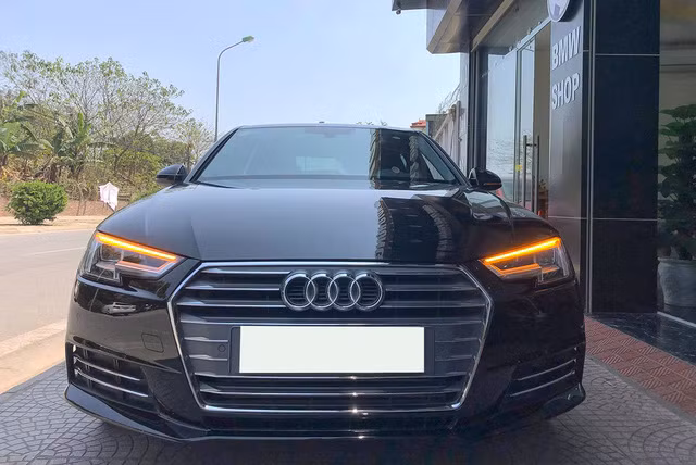 Chiếc xe sang Audi A4 phiên bản 2016 đã qua sử dụng sau hơn 2 năm sử dụng được chủ nhân rao bán lại giá 1,5 tỷ đồng. Mức giá này được cho là khá thấp so với khi mua mới xong xuôi đến 1,87 tỷ đồng.