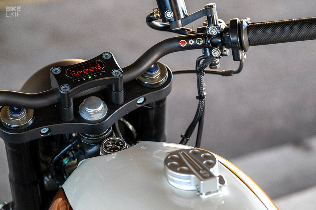 Anh khá đầu tư cho phần đầu của xe. Sự kết hợp giữa phuộc của Suzuki GSX-R cùng với chảng ba Cognito Moto và mâm trước 18 inch khiến chiếc xe trở nên phong cách hơn hẳn.