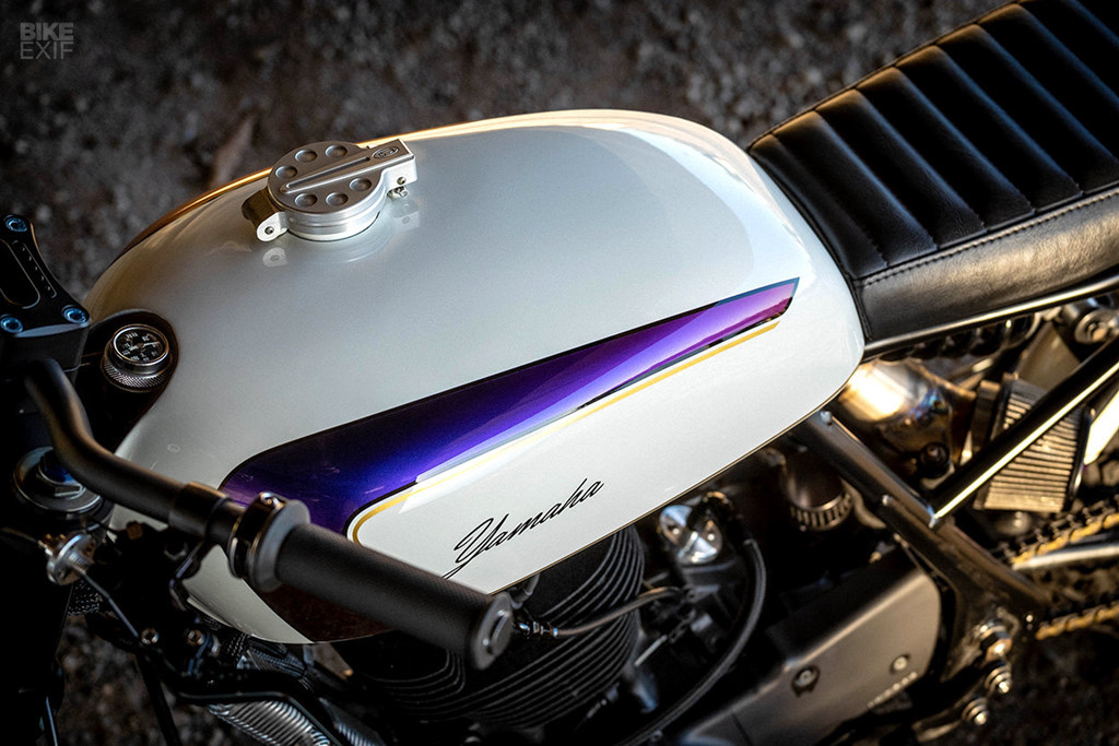 Bình xăng chính là điểm nhấn của chiếc xe bởi nó được sơn trắng viền xanh rất bắt mắt. Bình xăng lấy từ chiếc Honda CB250. Các chi tiết khác là sự kết hợp từ nhiều linh kiện của những nhà sản xuất như bình dầu Rizoma, công tắc POSH, nắp thùng xăng Joker Machine, ghi đông CNC…