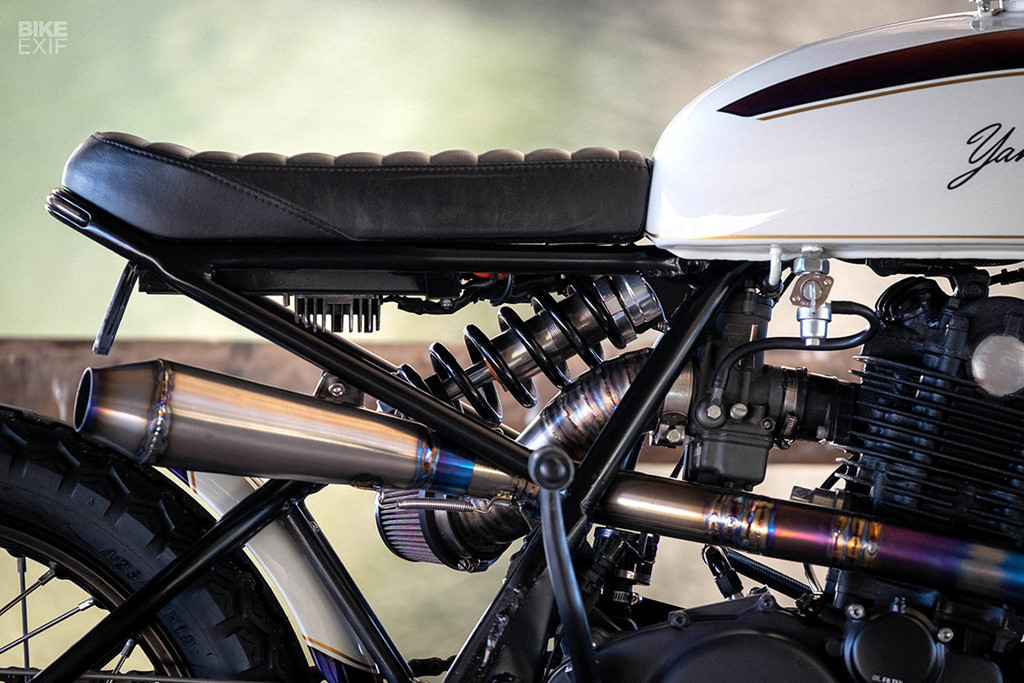 Chiếc xe được tháo tung rồi ráp lại với nhiều chi tiết mới như ghi đông phong cách Scrambler, két dầu Omega Racer và bộ kit thắng trước của Brembo.