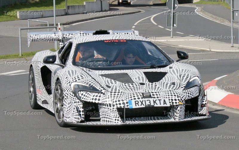 Trong hình là Speedtail phủ lớp ngụy trang chạy thử.