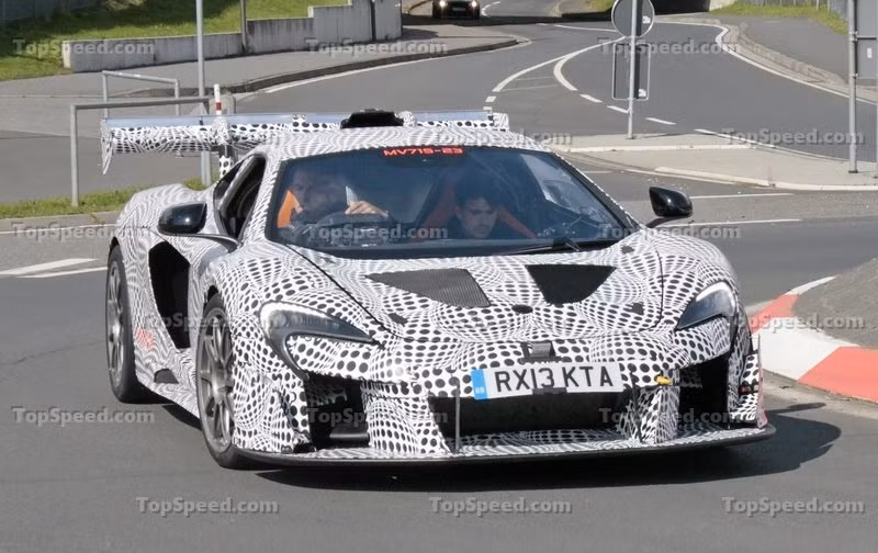 Trong hình là Speedtail phủ lớp ngụy trang chạy thử.