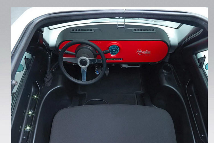 Kiểu thiết kế ghế băng và khả năng đỗ ngang chỉ dành cho hai người ngồi. Nội thất được làm đơn giản hết mức để giảm chi phí. Cũng vì mục đích này, mô-tơ điện là phiên bản nâng cấp của mẫu Fiat 500.