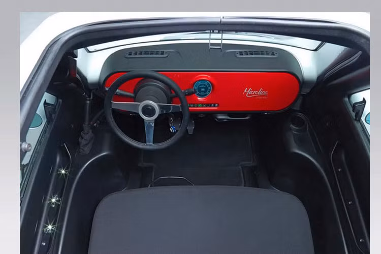 Kiểu thiết kế ghế băng và khả năng đỗ ngang chỉ dành cho hai người ngồi. Nội thất được làm đơn giản hết mức để giảm chi phí. Cũng vì mục đích này, mô-tơ điện là phiên bản nâng cấp của mẫu Fiat 500.