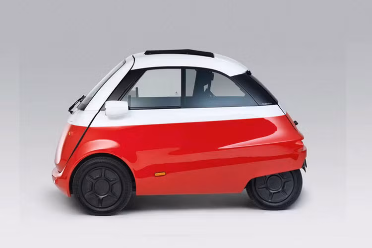 Xe chỉ dài 2,4m. Xe ôtô điện Microlino sẽ chạy bằng mô-tơ điện 20 mã lực và mô-men xoắn 110 Nm (81 lb-ft) cho xe Microlino tốc độ tối đa 90 km/h, đủ để dạo quanh thành phố.