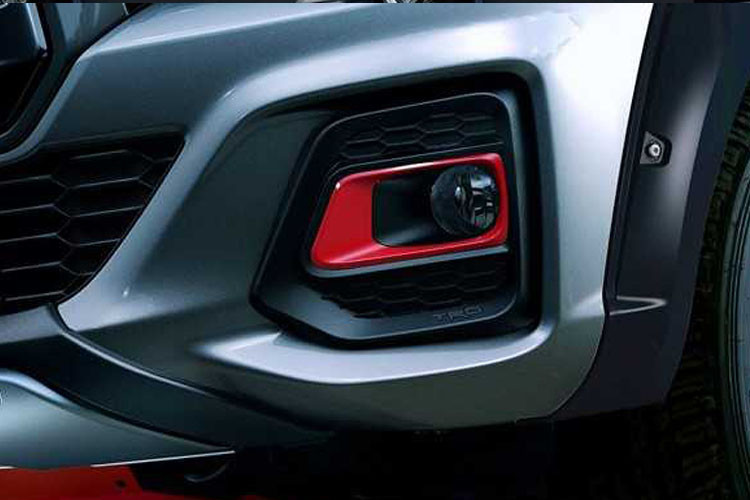 ... và các hốc đèn sương mù viền màu đỏ gây thu hút.