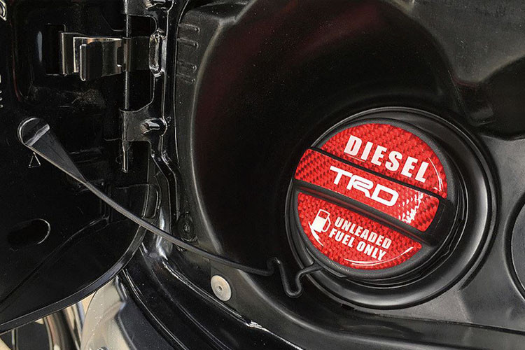 Một số dải decal nổi bật được dán trang trí ở một số vị trí như dưới các cửa hay nắp xăng của xe.