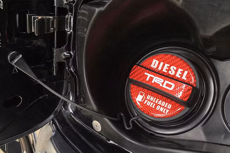 Một số dải decal nổi bật được dán trang trí ở một số vị trí như dưới các cửa hay nắp xăng của xe.